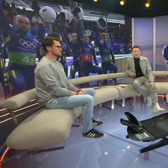 Jochen Breyer und Johannes Ludwig unterhalten sich in einem Studio.