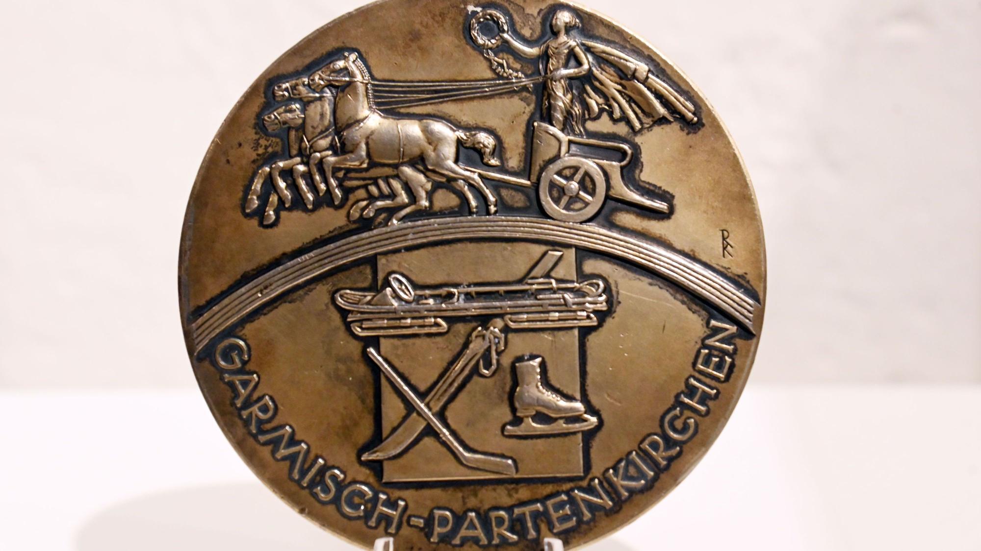 Diese Goldmedaille wurde bei den Olympischen Winterspielen von 1936 in Garmisch-Partenkirchen an die Sieger vergeben.