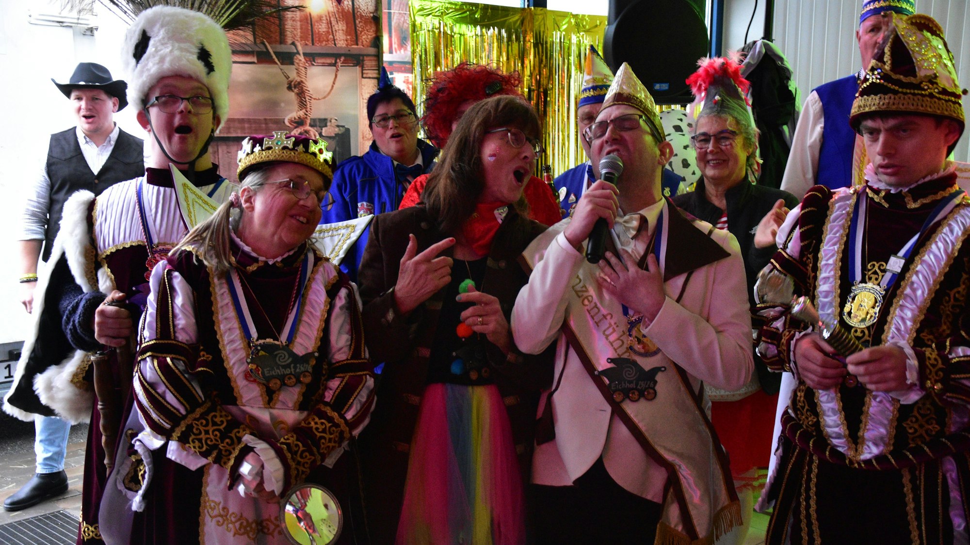 Rathaussturm in Much
Das Dreigestirn der Lebensgemeinschaft Eichhof. Prinzenführer Tim legte sich beim Gesangsduell ins Zeug.