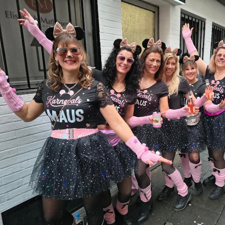 Menschen in Karnevalsmaus-Kostümen.