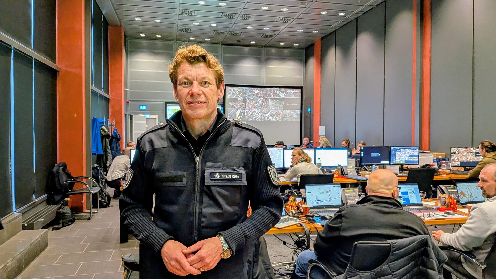 Dirk Käsbach, Leiter des Ordnungsamtes, im Koordinierungs-Stab in Deutz an Weiberfastnacht 2026.