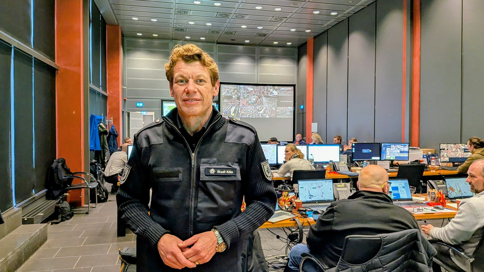 Dirk Käsbach, Leiter des Ordnungsamtes, im Koordinierungs-Stab in Deutz an Weiberfastnacht 2026.