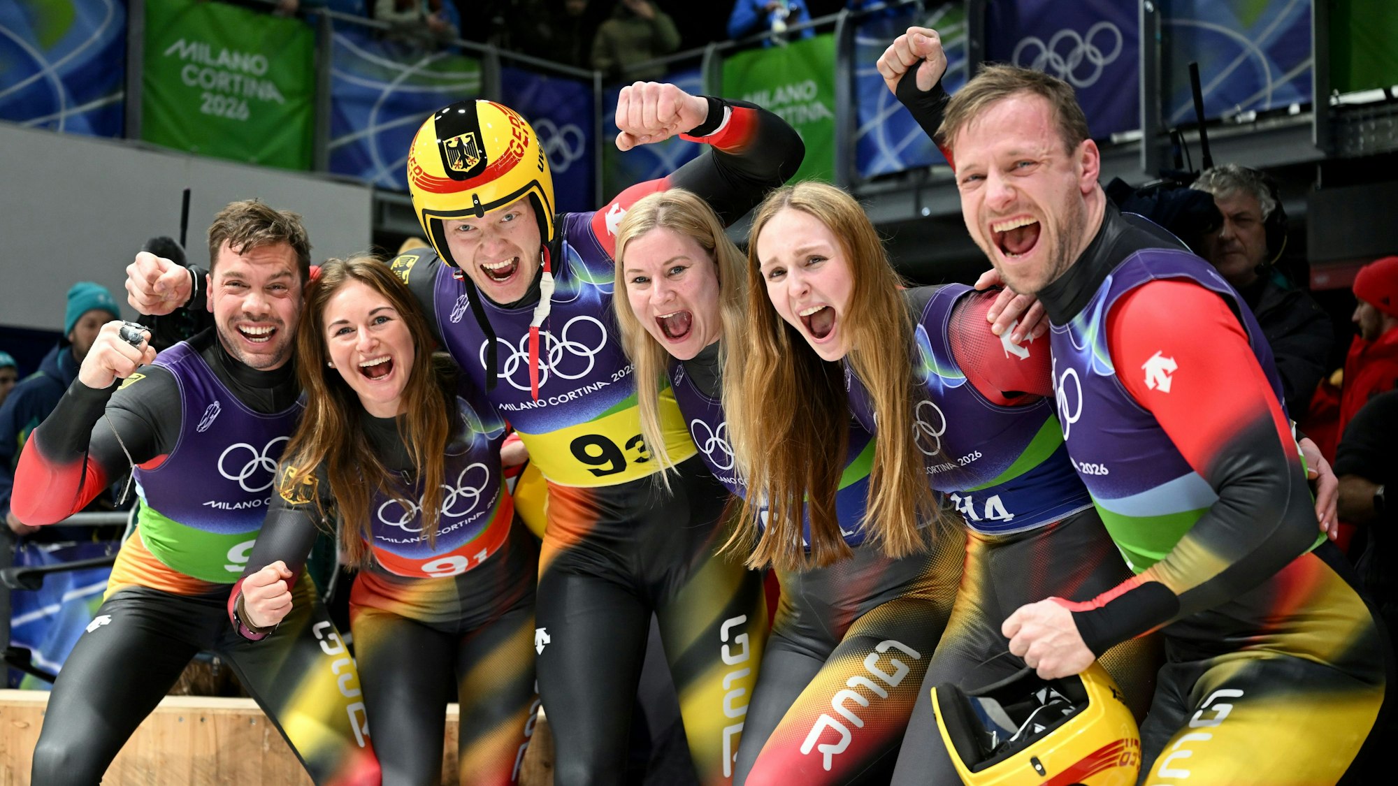 Die deutsche Rodel-Staffel jubelt im Ziel.