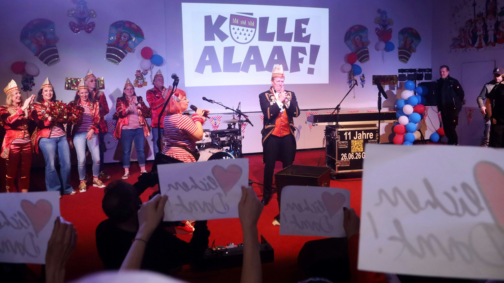 Im dekorierten Kinosaals hielten die Inhaftierten Papierblätter hoch, auf denen „Herzlichen Dank!“ stand.