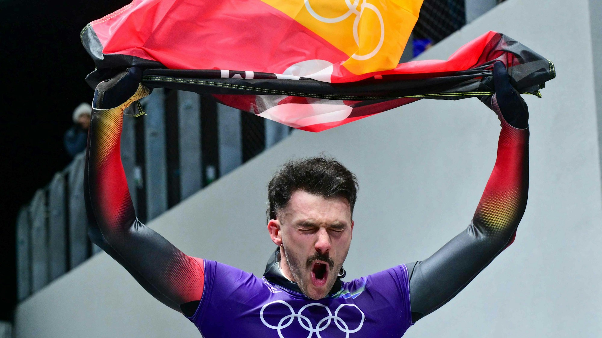 Axel Jungk jubelt mit einer Deutschland-Flagge.