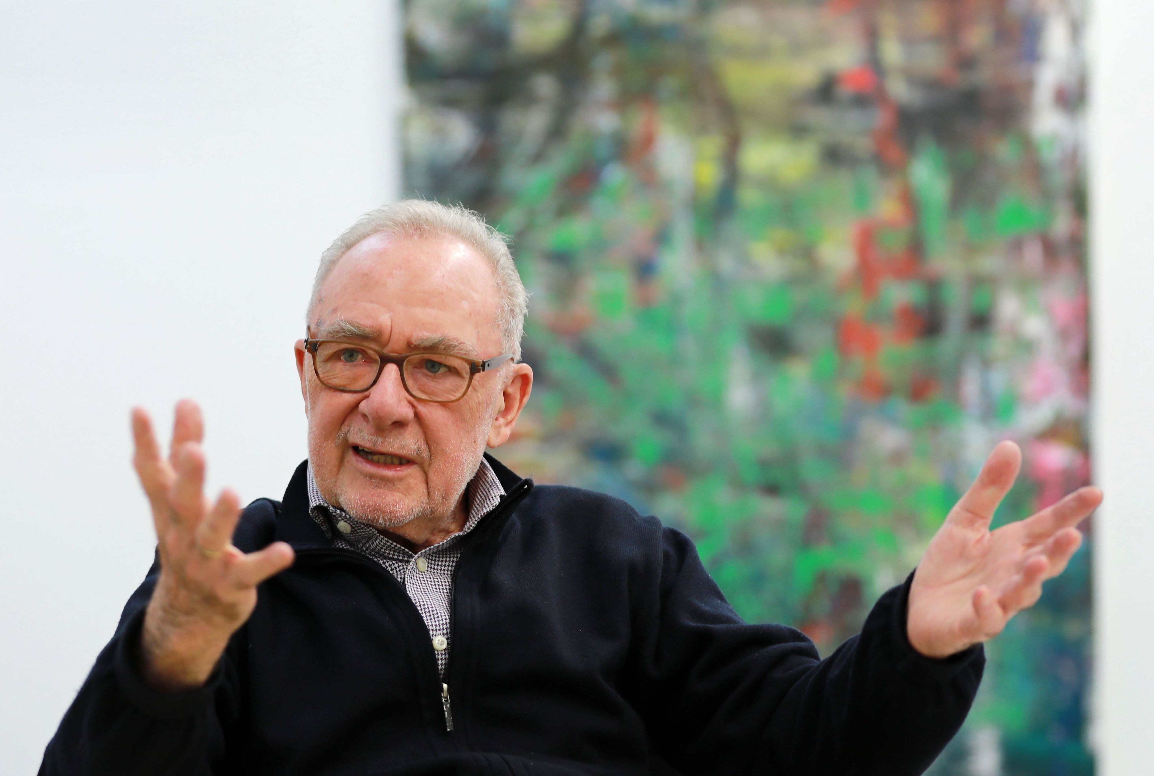 Der Künstler Gerhard Richter spricht in Köln in seinem Atelier.
