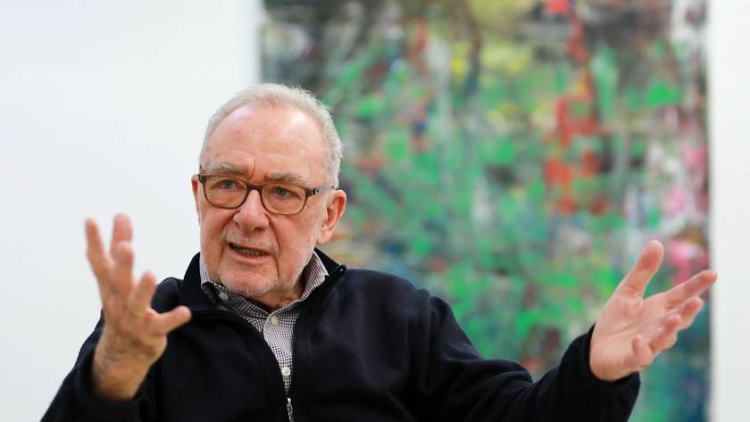 Der Künstler Gerhard Richter spricht in Köln in seinem Atelier.
