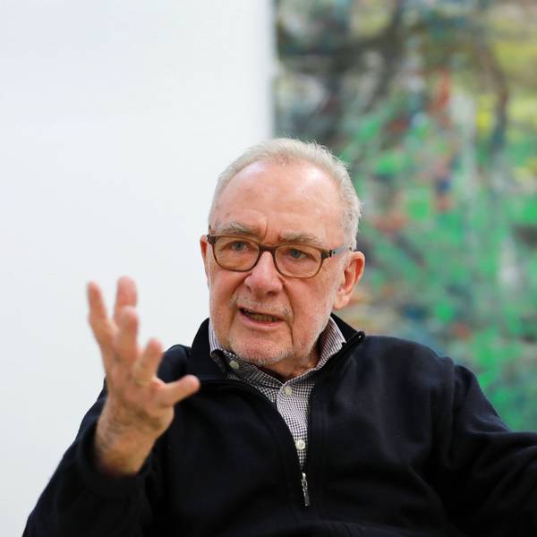 Der Künstler Gerhard Richter spricht in Köln in seinem Atelier.