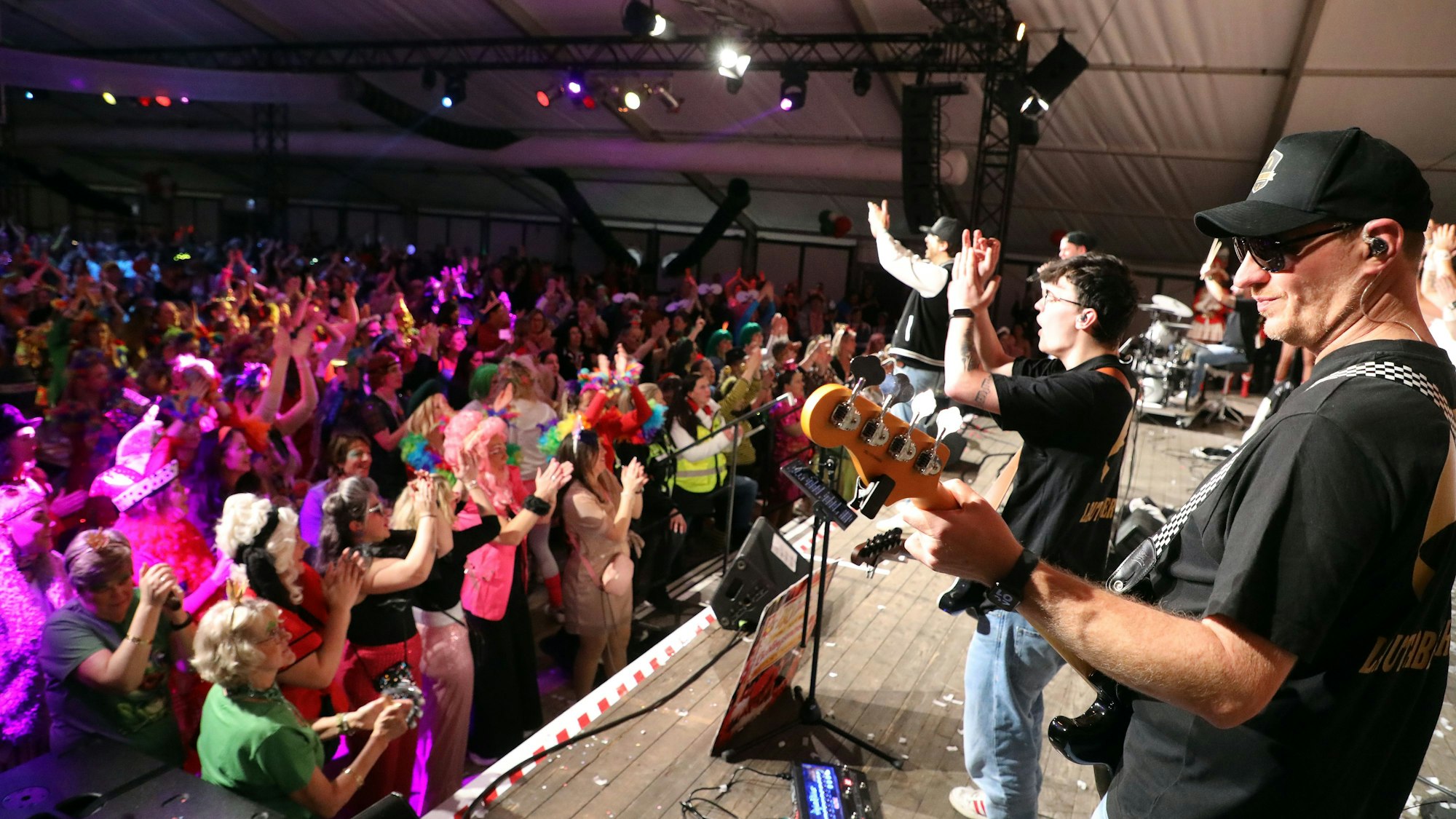 Das Foto zeigt feiernde Jecke