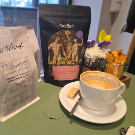 In der Rösterei/Café Provokateure dreht sich alles um die gerösteten Bohnen, auch die Speisen sind so ausgesucht, dass sie immer zum Kaffee passen und dessen Geschmack ergänzen.