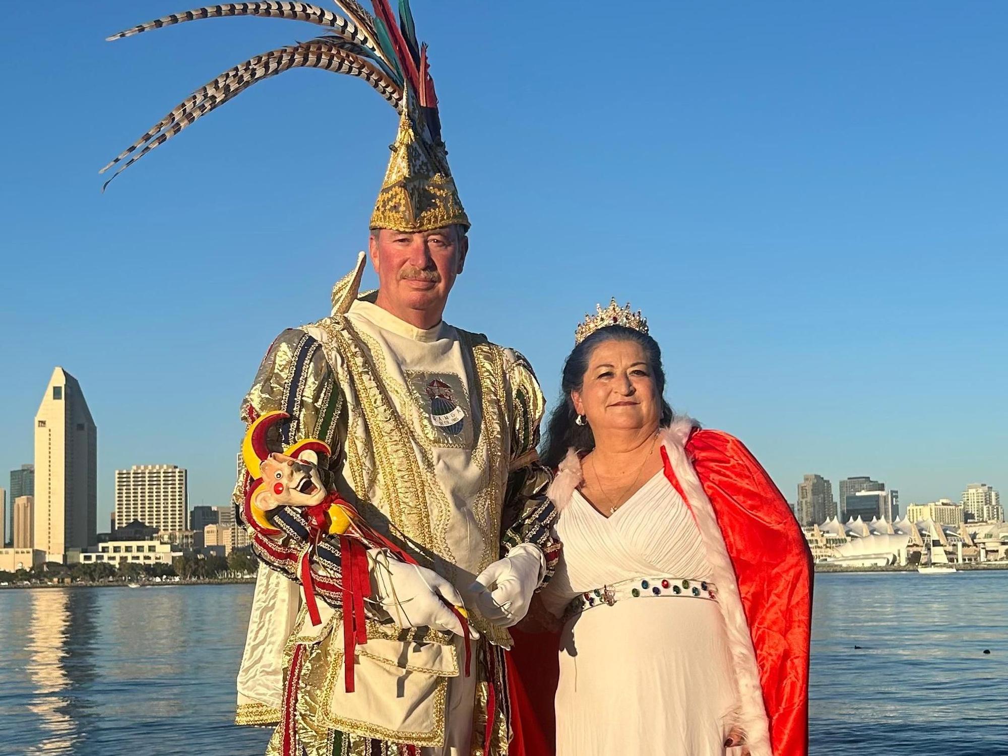 Prinzenpaar Tim I. und Priscilla I. im vollen Ornat am Strand von San Diego