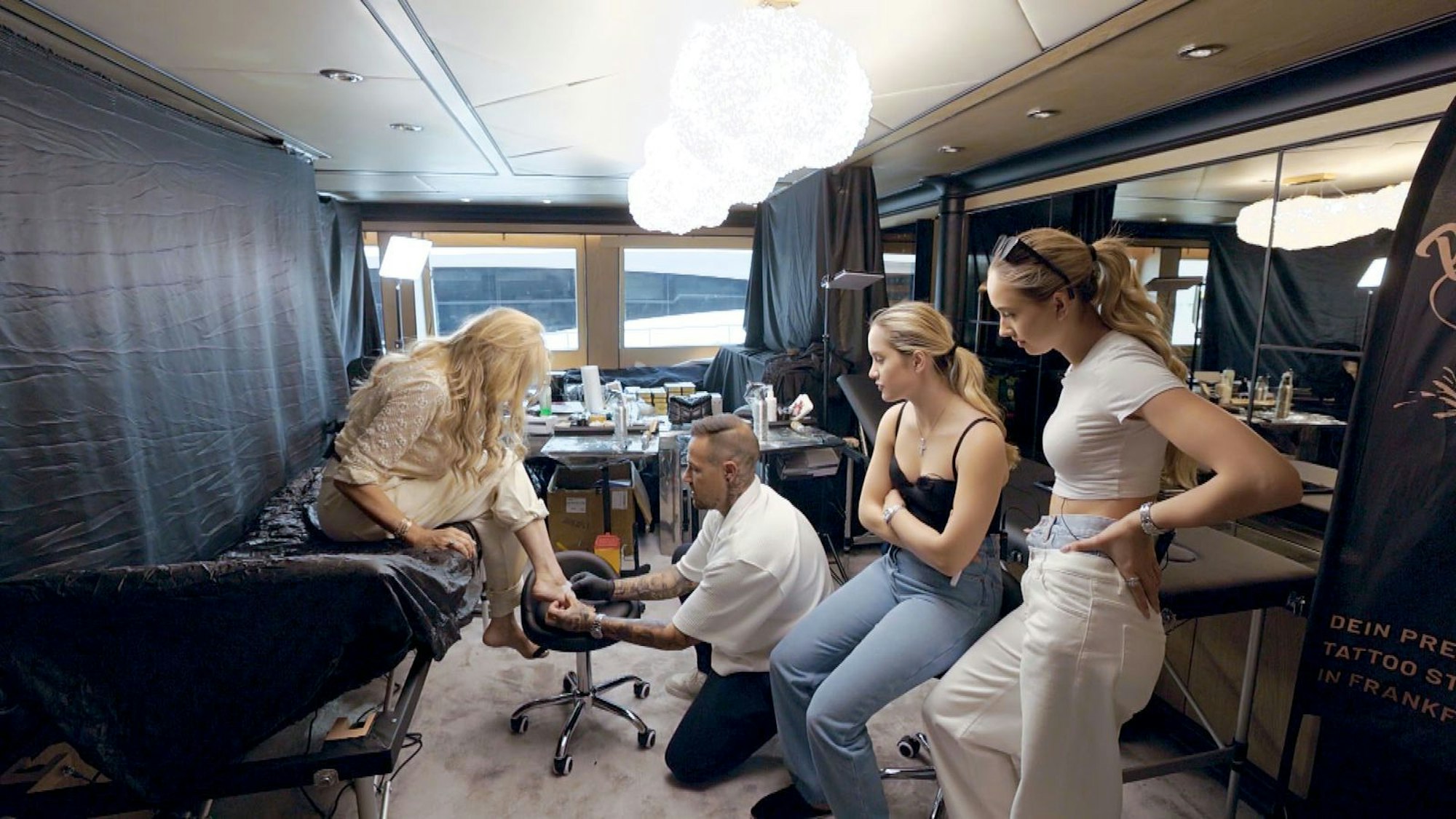 Carmen Geiss lässt sich einen Schmetterling auf ihren Fuß tätowieren. (Bild: RTLZWEI)