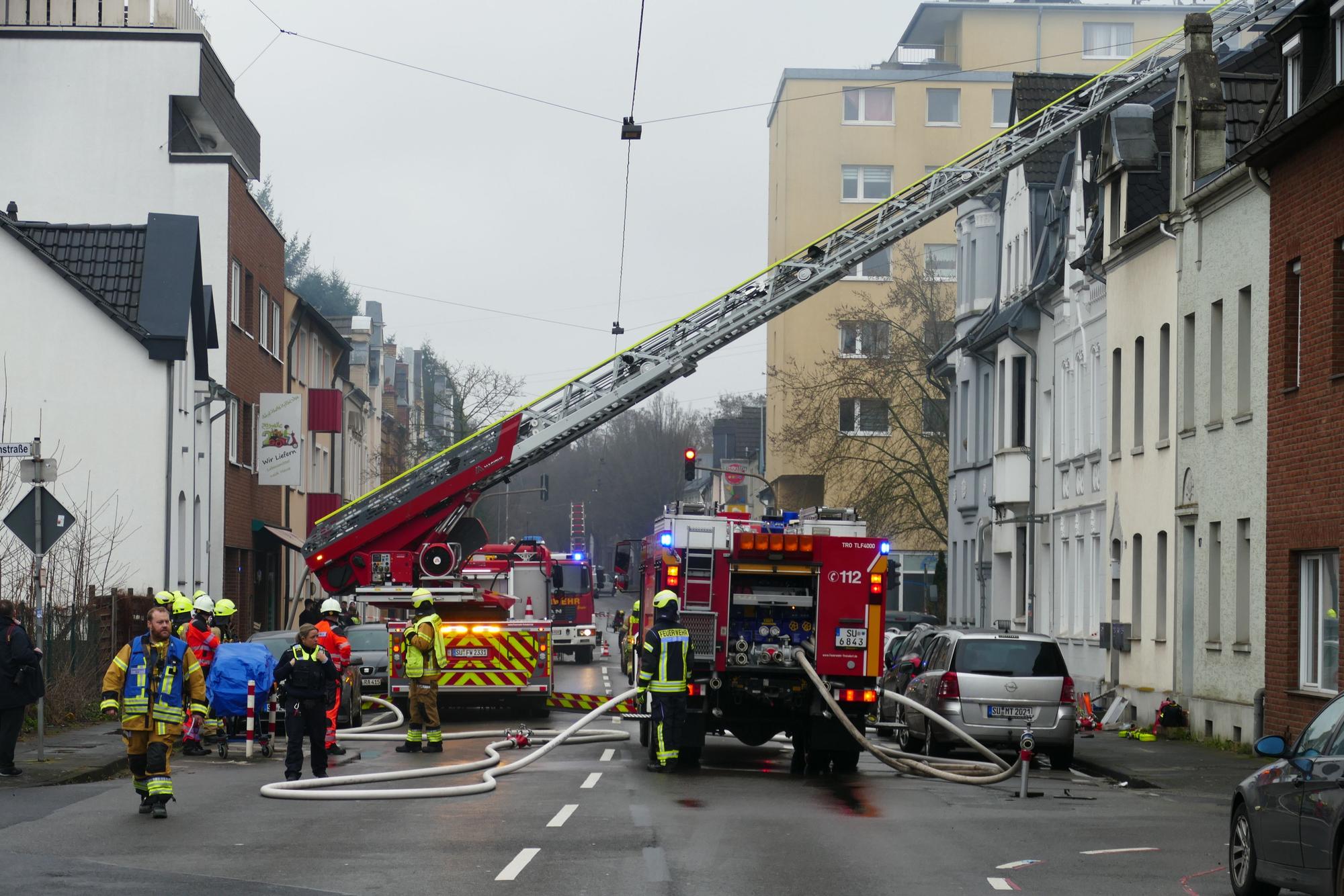 Ein Brand in Troisdorf hat am Freitag einen Großeinsatz ausgelöst. Die Frankfurter Straße in Richtung Siegburg ist gesperrt.