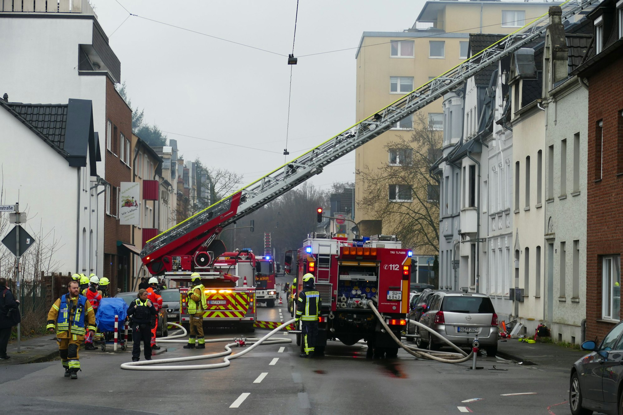 Ein Brand in Troisdorf hat am Freitag einen Großeinsatz ausgelöst. Die Frankfurter Straße in Richtung Siegburg ist gesperrt.