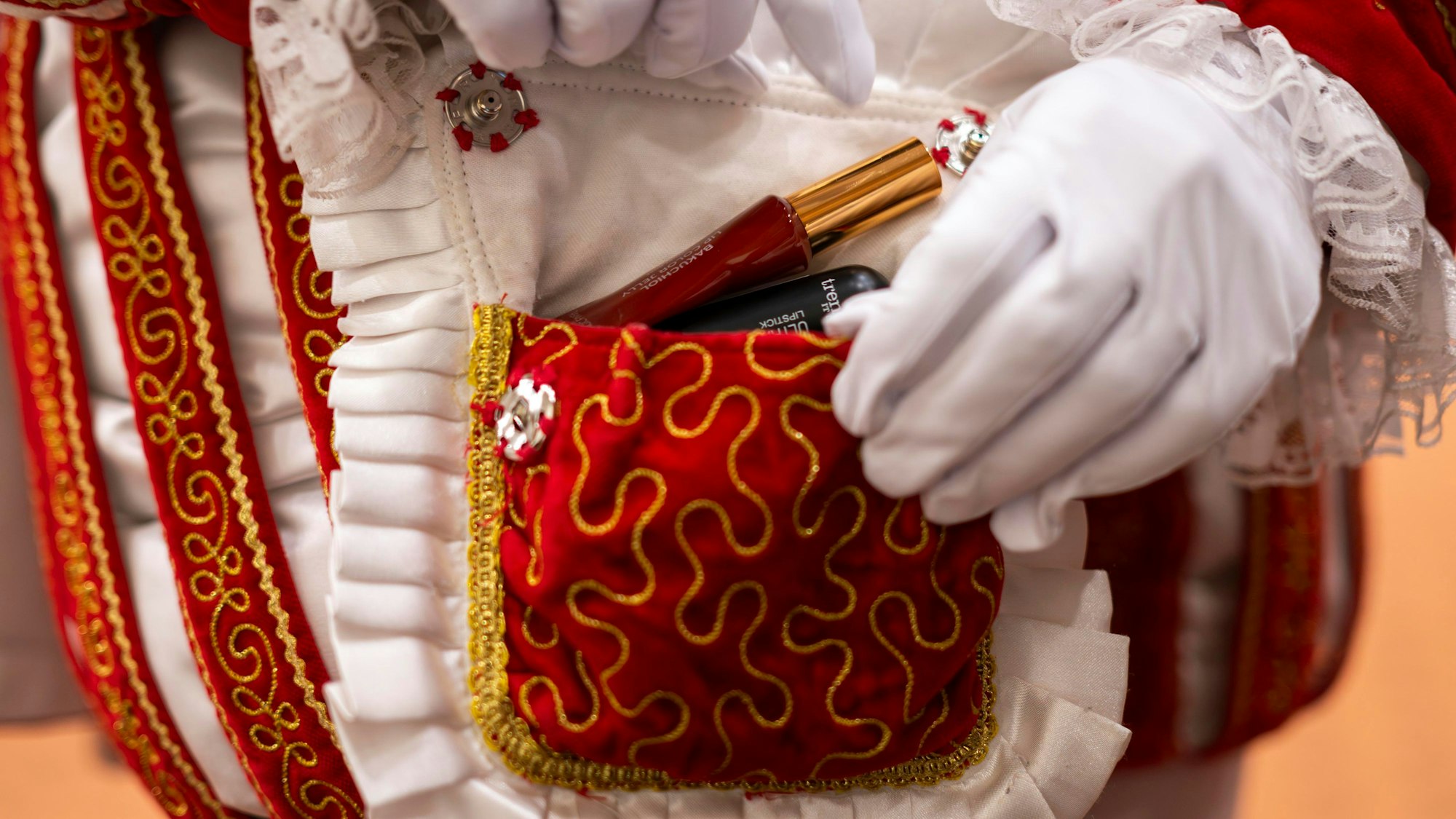 Das Bild zeigt die kleine, rote Tasche des Prinzen.