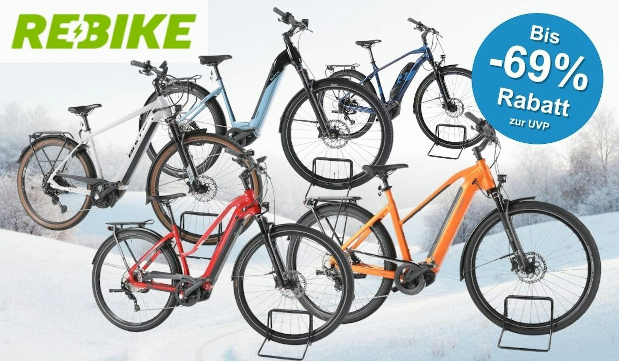 E-Bikes Trekking, City und E-Mountain-Bikes verschiedener Marken vor einer verschneiten Innenstadt.