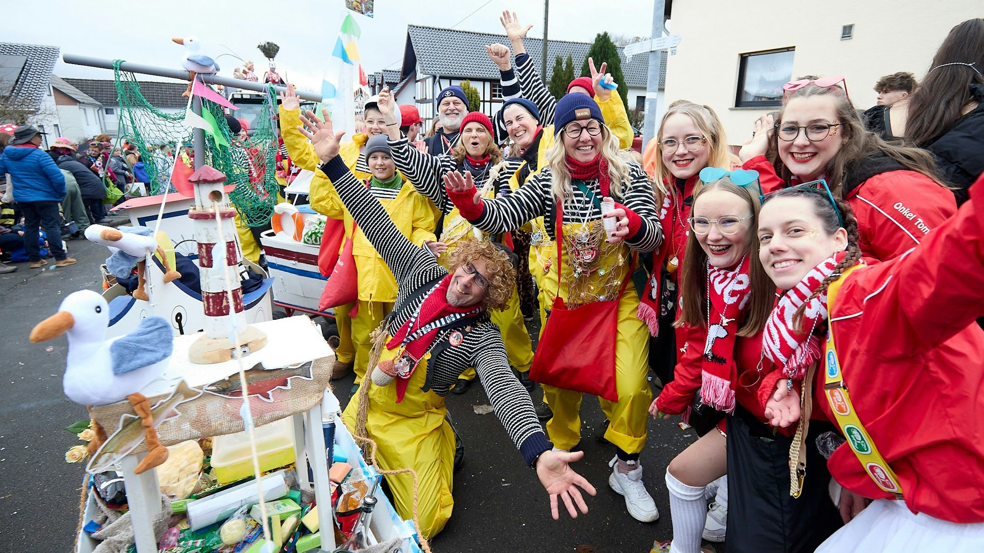 Als Fischer hatte sich eine Fußgruppe verkleidet, die einen Wagen mit einem Leuchtturm darauf durch den Ort zog.