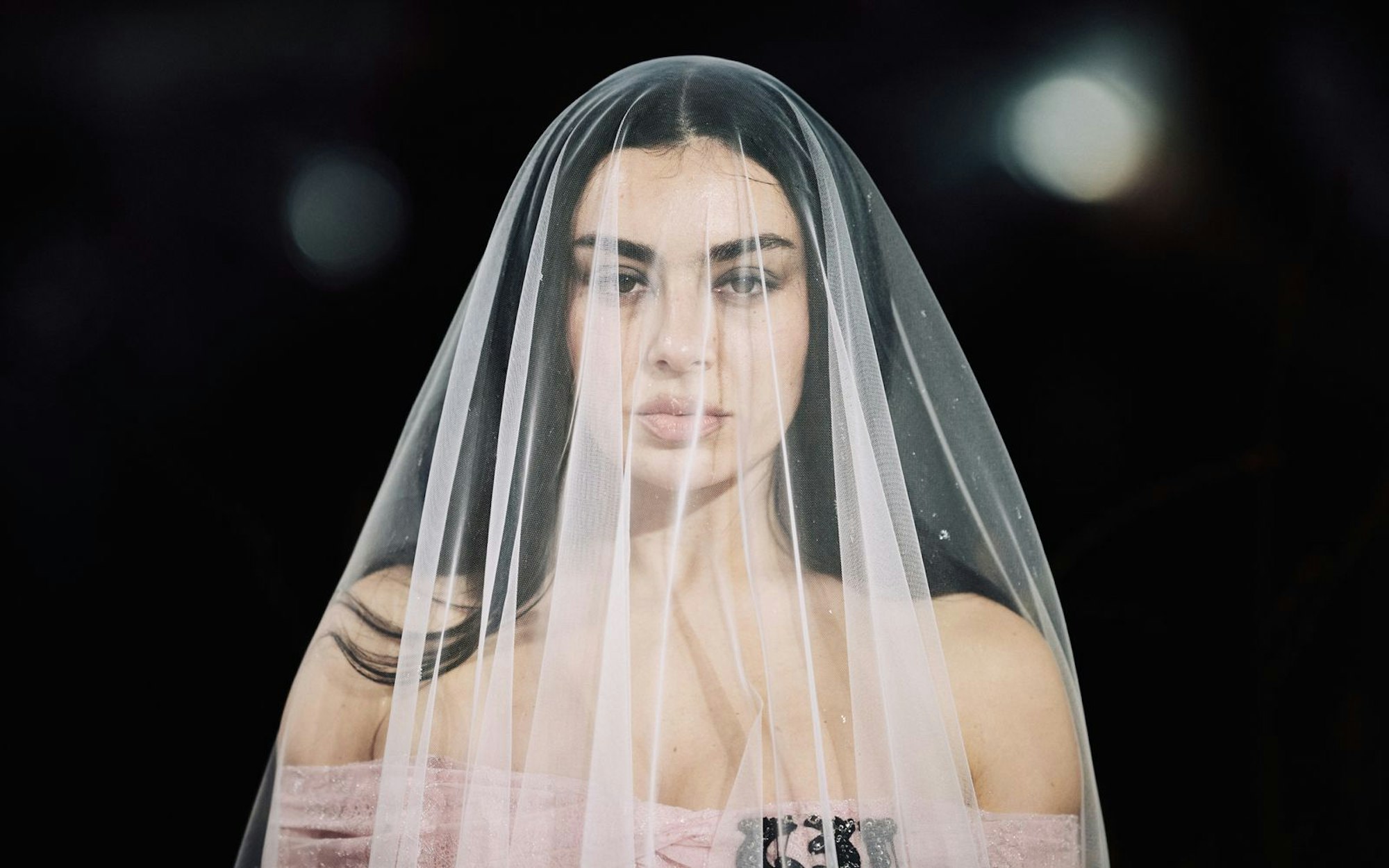 Charli XCX, für ihr Album „Brat“ (2024) mit drei Grammys ausgezeichnet, hat eine Soundtrack-Platte zum Kinofilm „Wuthering Heights“ aufgenommen. (Bild: 2026 Getty Images/Gareth Cattermole)