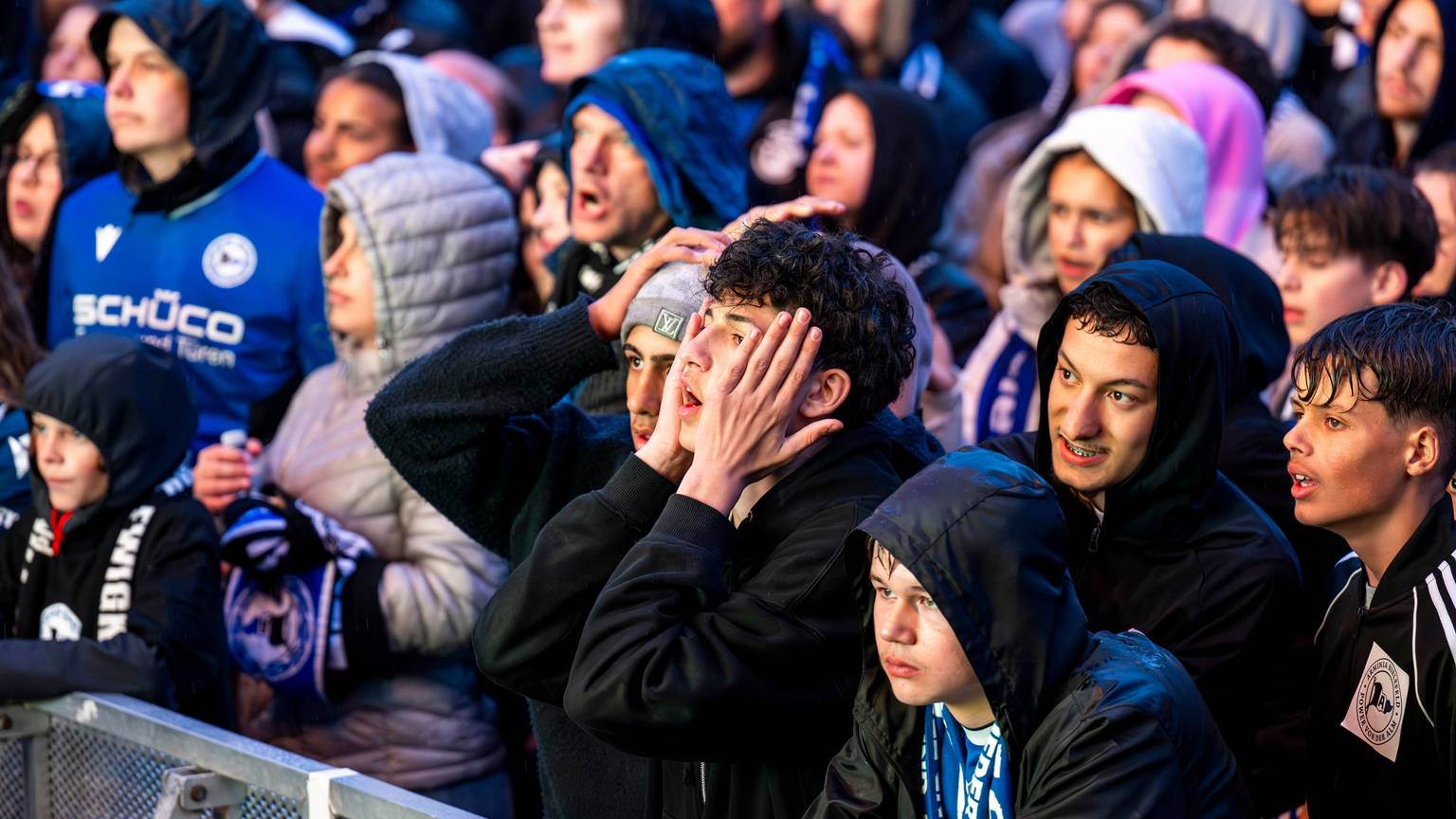 Fußballfans von Arminia Bielefeld in der Bielefelder Innenstadt beim Public Viewing des Pokalfinales am 24. Mai 2025 gegen den VfB Stuttgart.