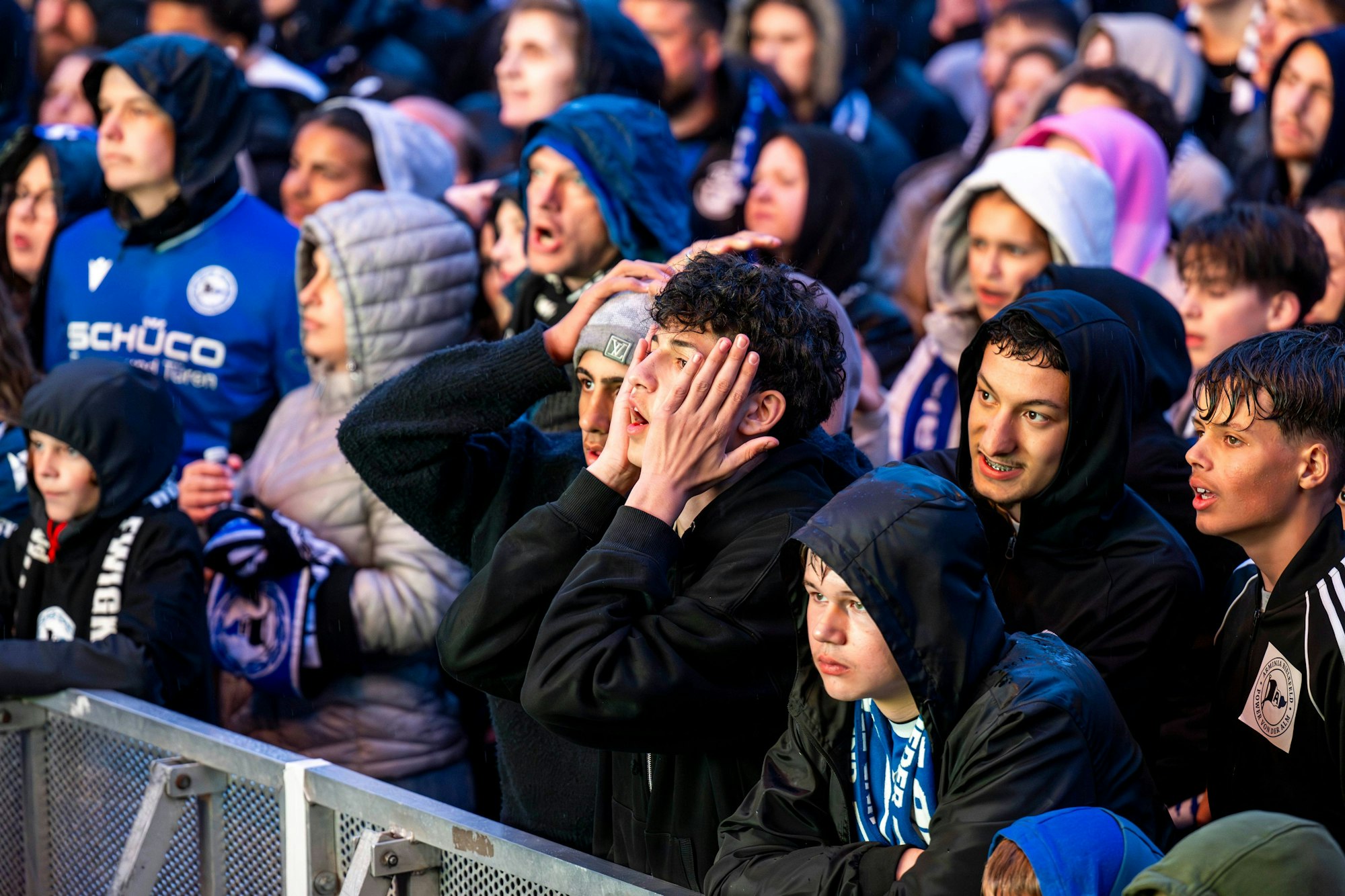 Fußballfans von Arminia Bielefeld in der Bielefelder Innenstadt beim Public Viewing des Pokalfinales am 24. Mai 2025 gegen den VfB Stuttgart.
