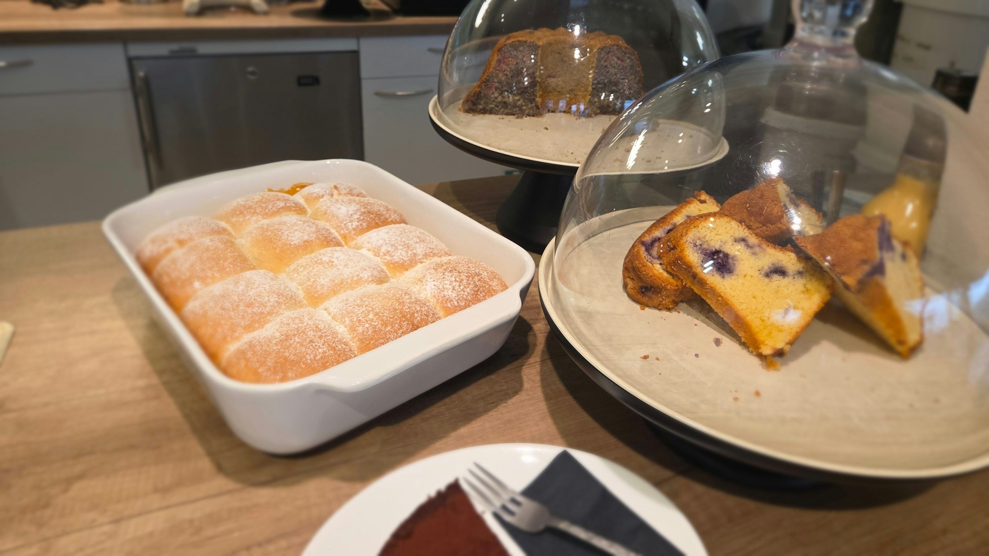 Passend zum Kaffee gibt es immer eine wechselnde Auswahl an selbstgemachten Mehlspeisen wie Schokoladenkuchen, Guglhupf und sogenannte Buchteln, eine Spezialität aus Salzburg, der Heimat von Martina Brandau.