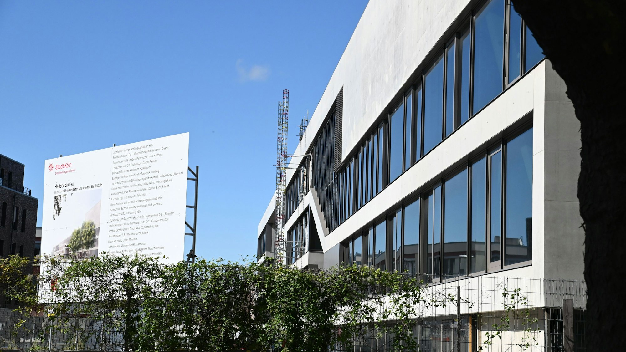 18.09.202 Köln. Die Baustelle für die neuen Gebäude der Heliosschule in Ehrenfeld. Die Fertigstellung des neuen Schulgebäudes auf dem früheren Helios-Gelände verzögert sich, daher kann die Schule erst später dort einziehen. Foto: Alexander Schwaiger