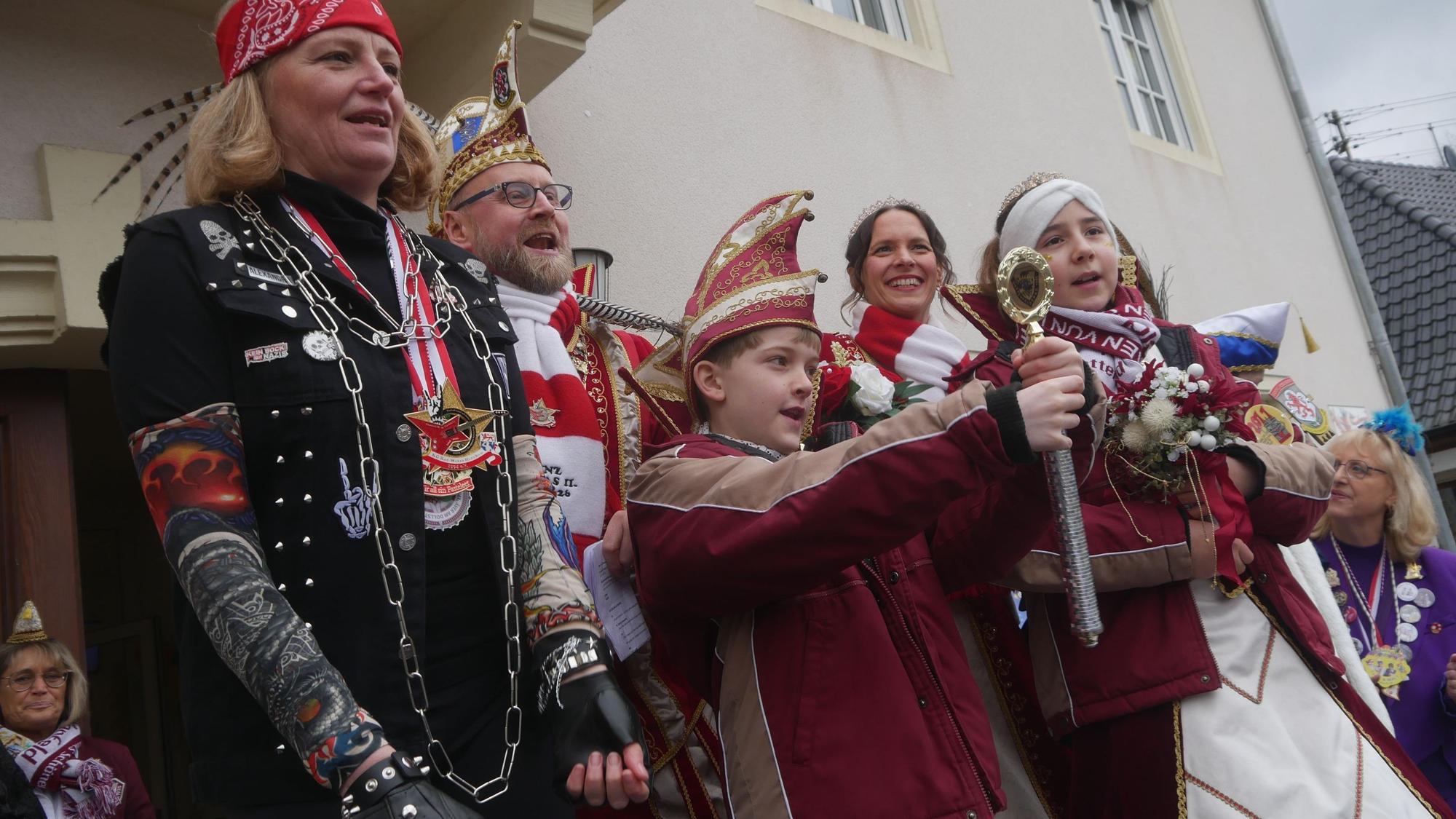 Die großen und kleinen Tollitäten hatten Windecks Bürgermeisterin Alexandra Gauß Ketten angelegt.Rathaussturm Windeck