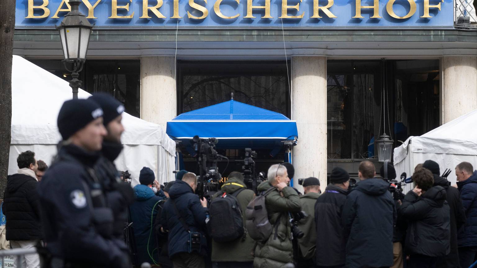 Einsatzkräfte der Polizei stehen an einem Zugang vor dem Bayrischen Hof, dem Veranstaltungsort der 62. Münchener Sicherheitskonferenz.