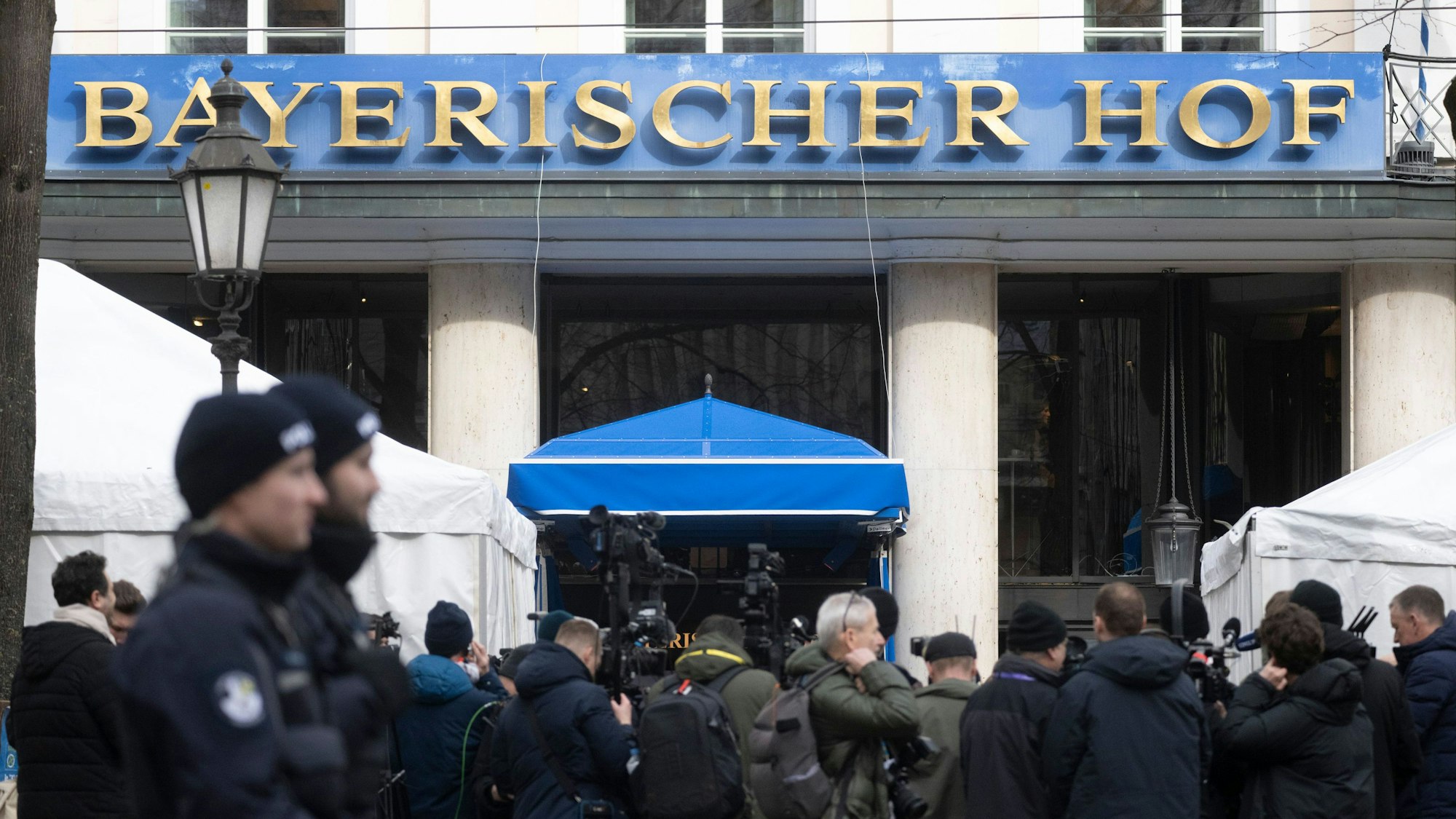 Einsatzkräfte der Polizei stehen an einem Zugang vor dem Bayrischen Hof, dem Veranstaltungsort der 62. Münchener Sicherheitskonferenz.
