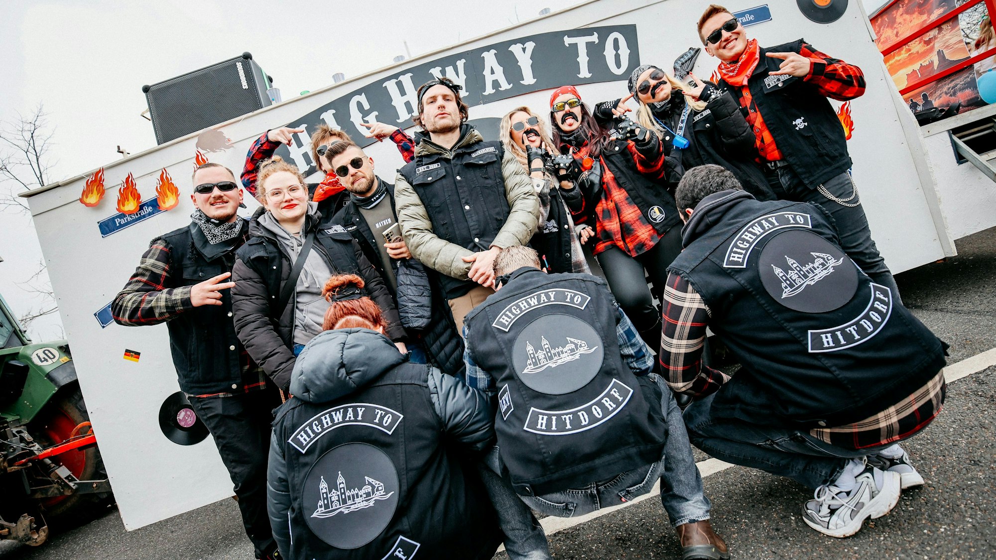 Die „Hetdörper Klüngel Kids“ vor ihrem „Highway to Hitdorf“-Mottowagen.