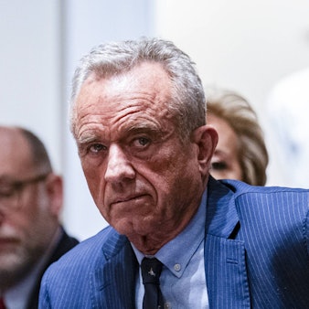 Robert F. Kennedy Jr. (l.) bei einem Treffen mit US-Präsident Donald Trump (r.) im Weißen Haus. (Archivbild)