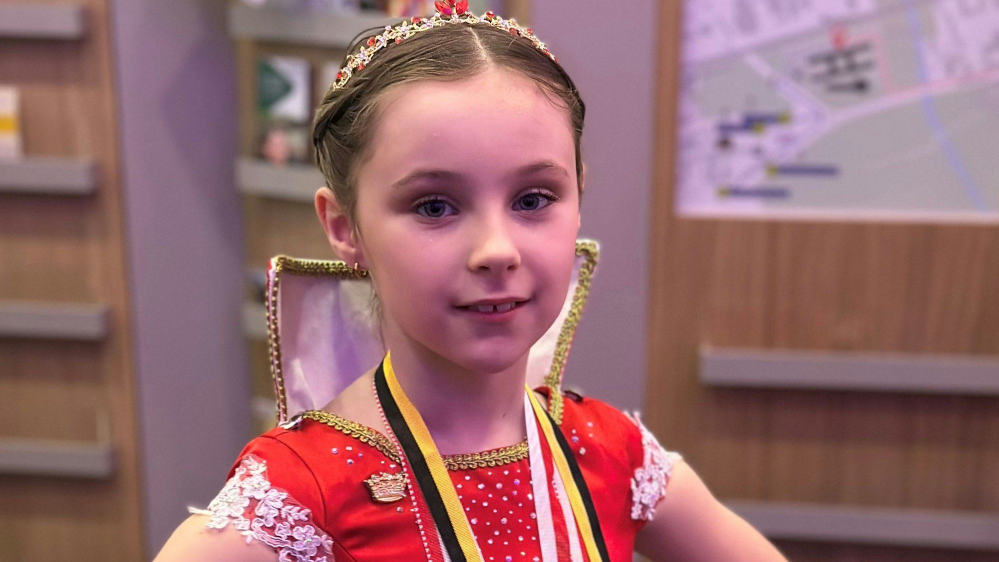 Das Bild zeigt eine Karnevalsprinzessin in rotem Ornat.