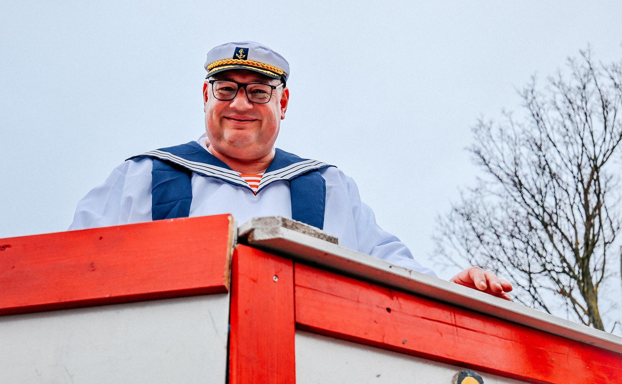 Oberbürgermeister Stefan Hebbel auf einem Karnevalswagen in Hitdorf.