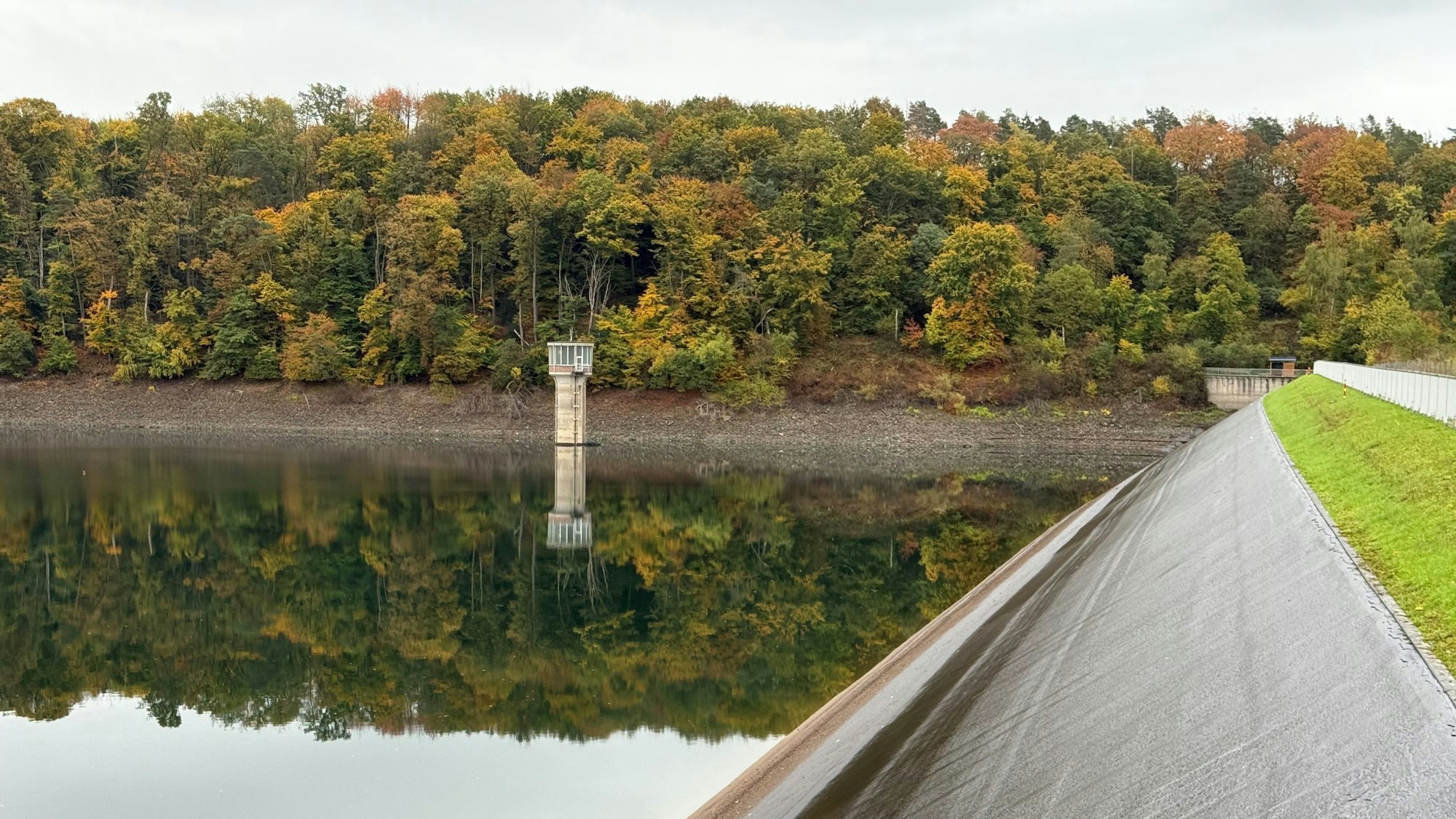 Blick auf die Wahnbachtalsperre.