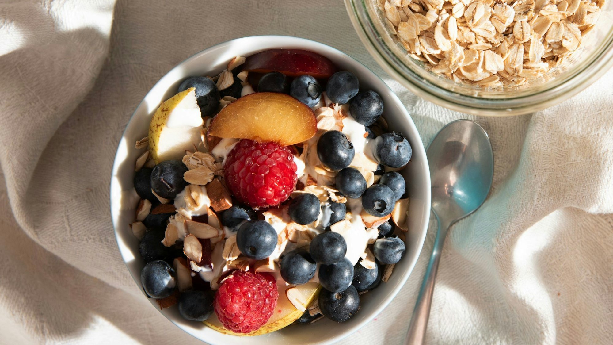 Haferflocken mit Joghurt und Obst: So ein Snack liefert unserem Körper mehr Nährstoffe als der Griff in die Gummibärchentüte.