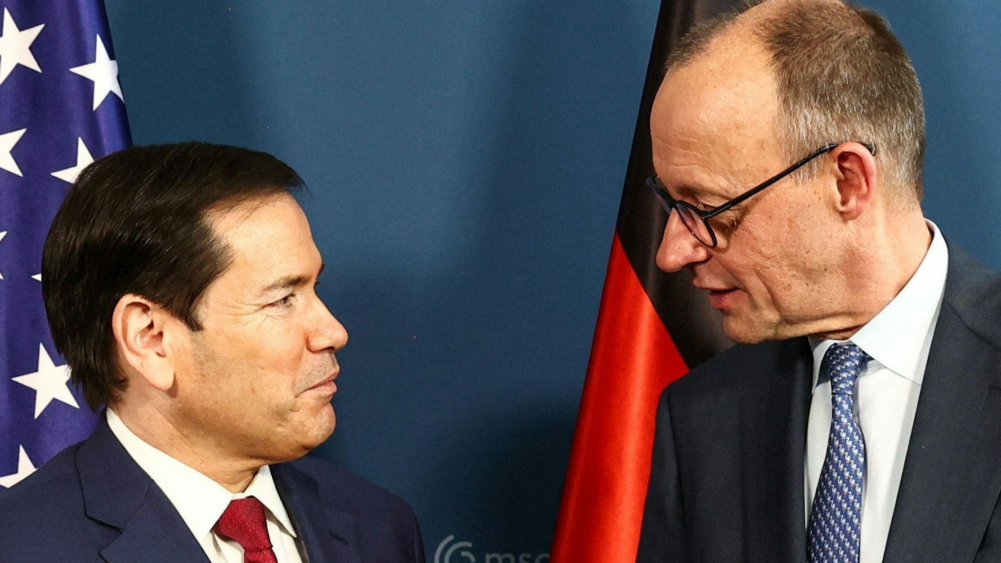 Bundeskanzler Friedrich Merz (r, CDU) und US-Außenminister Marco Rubio treffen sich auf der 62. Münchner Sicherheitskonferenz.