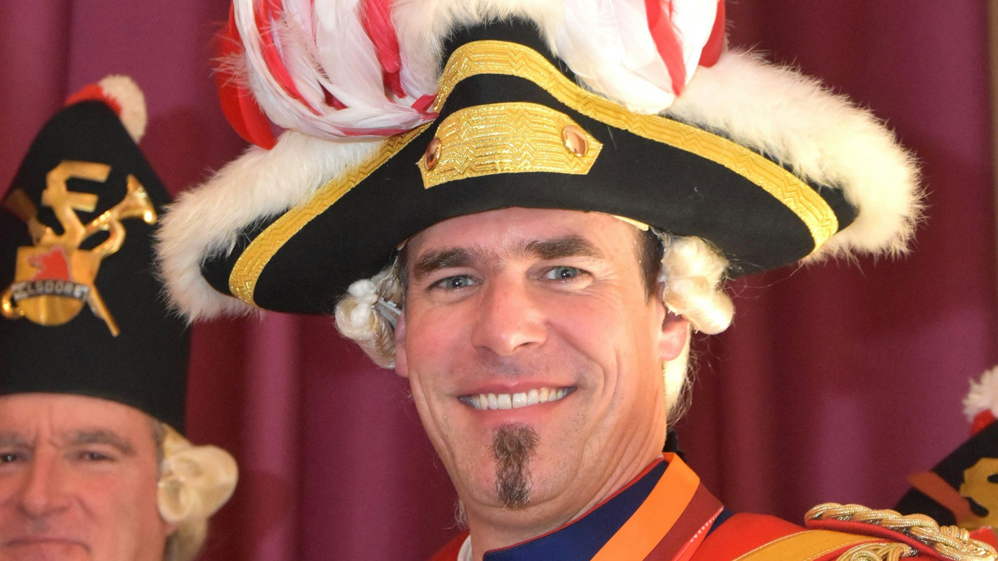 Das Foto zeigt den Präsidenten in Gardeuniform.