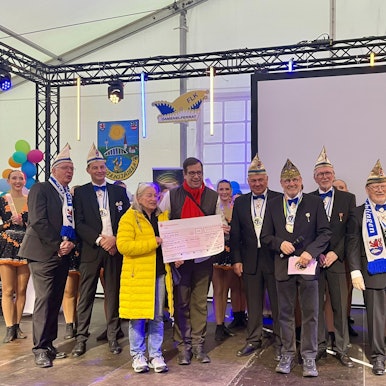 333 Euro haben die Ehrensenatoren des Festkomitees Leichlinger Karneval auf dem Rathaussturm für das Leichlinger Jugendzentrum gespendet.