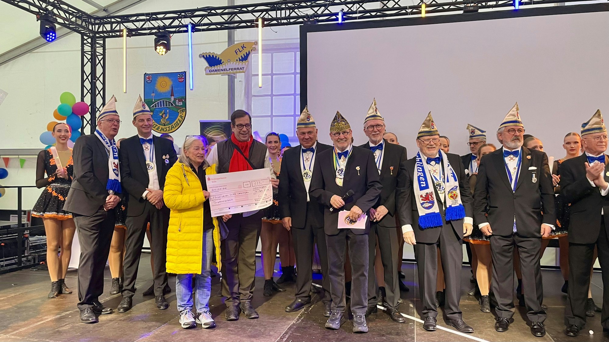 333 Euro haben die Ehrensenatoren des Festkomitees Leichlinger Karneval auf dem Rathaussturm für das Leichlinger Jugendzentrum gespendet.