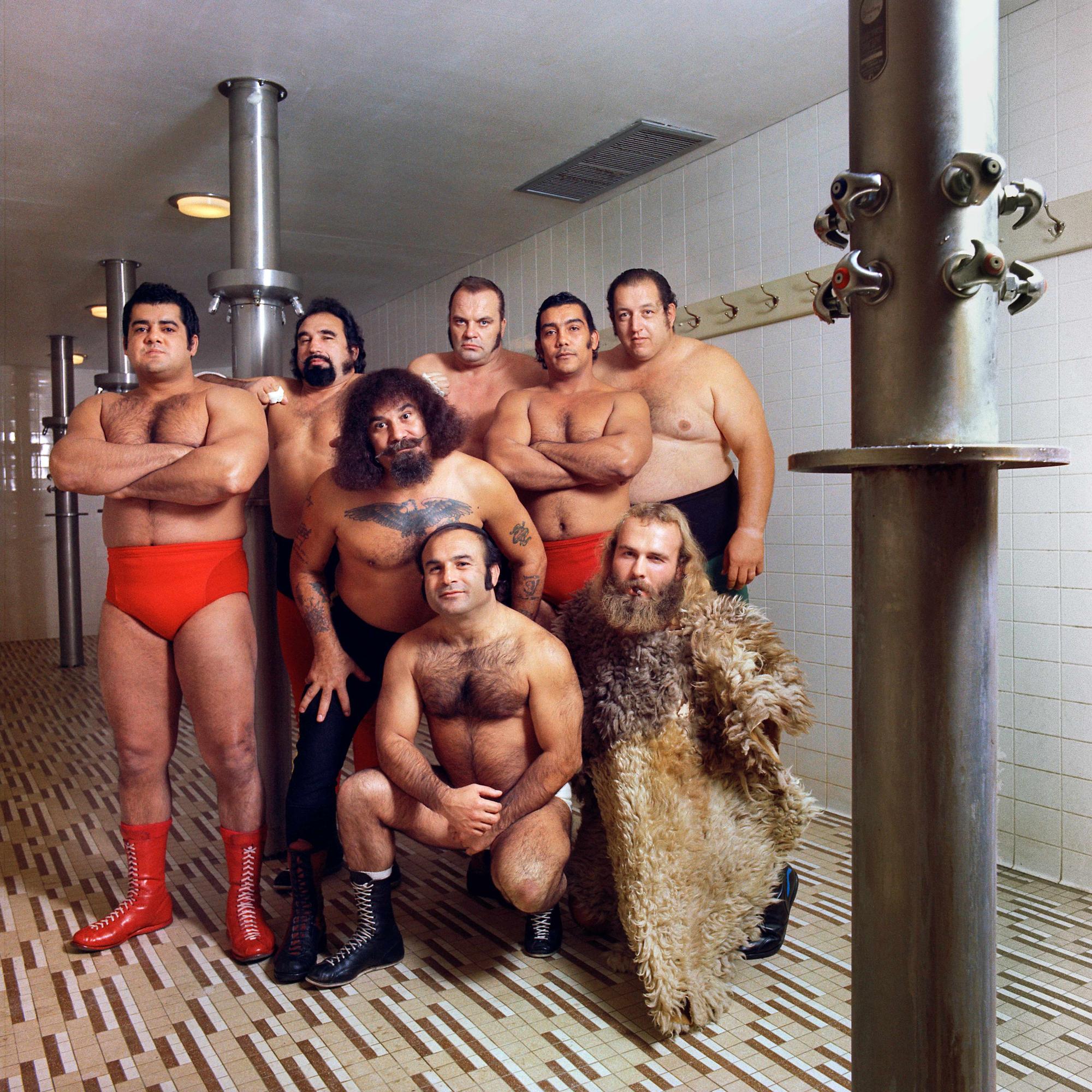 Wrestler posieren für die Kamera.