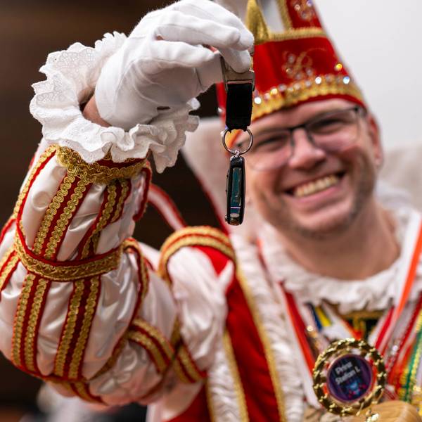 Vussems Prinz Stefan I. (Schmitz) zeigt seinen Autoschlüssel.