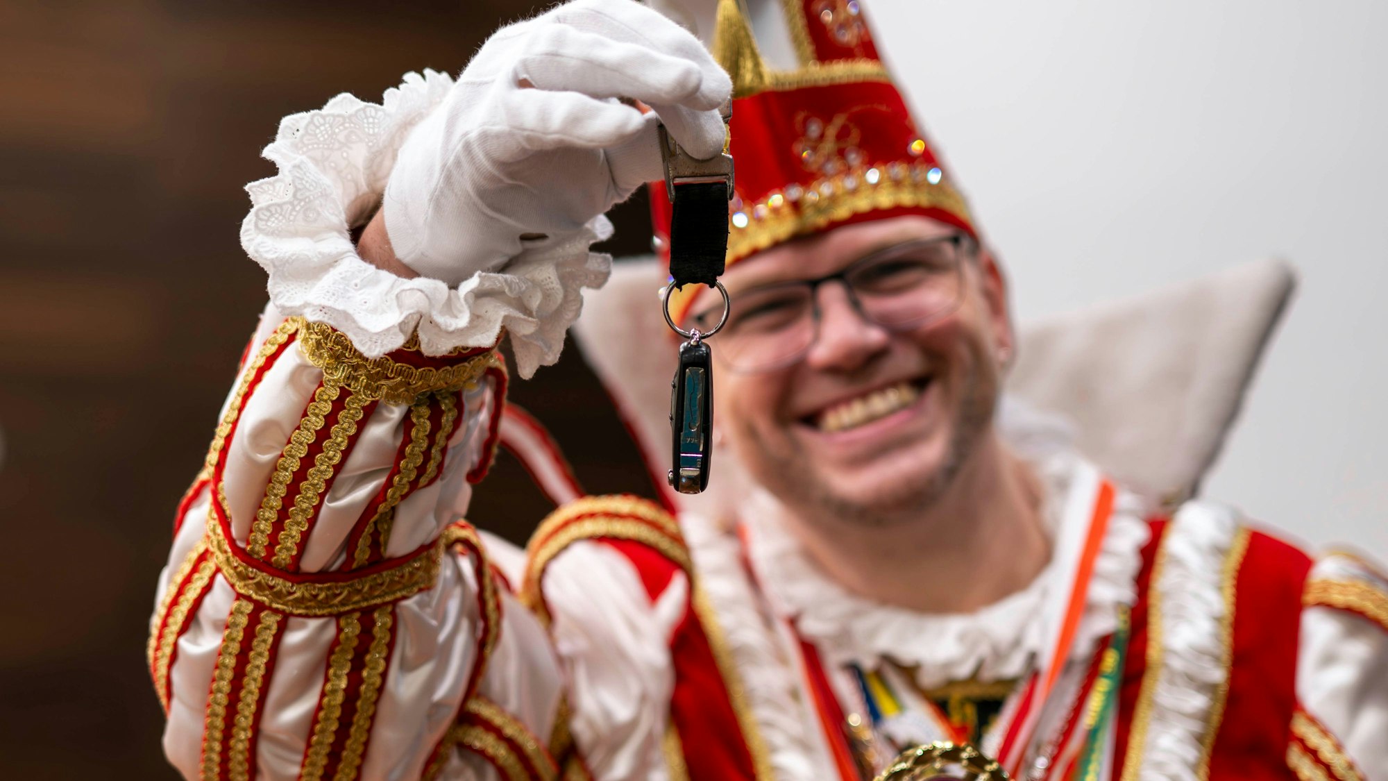 Vussems Prinz Stefan I. (Schmitz) zeigt seinen Autoschlüssel.