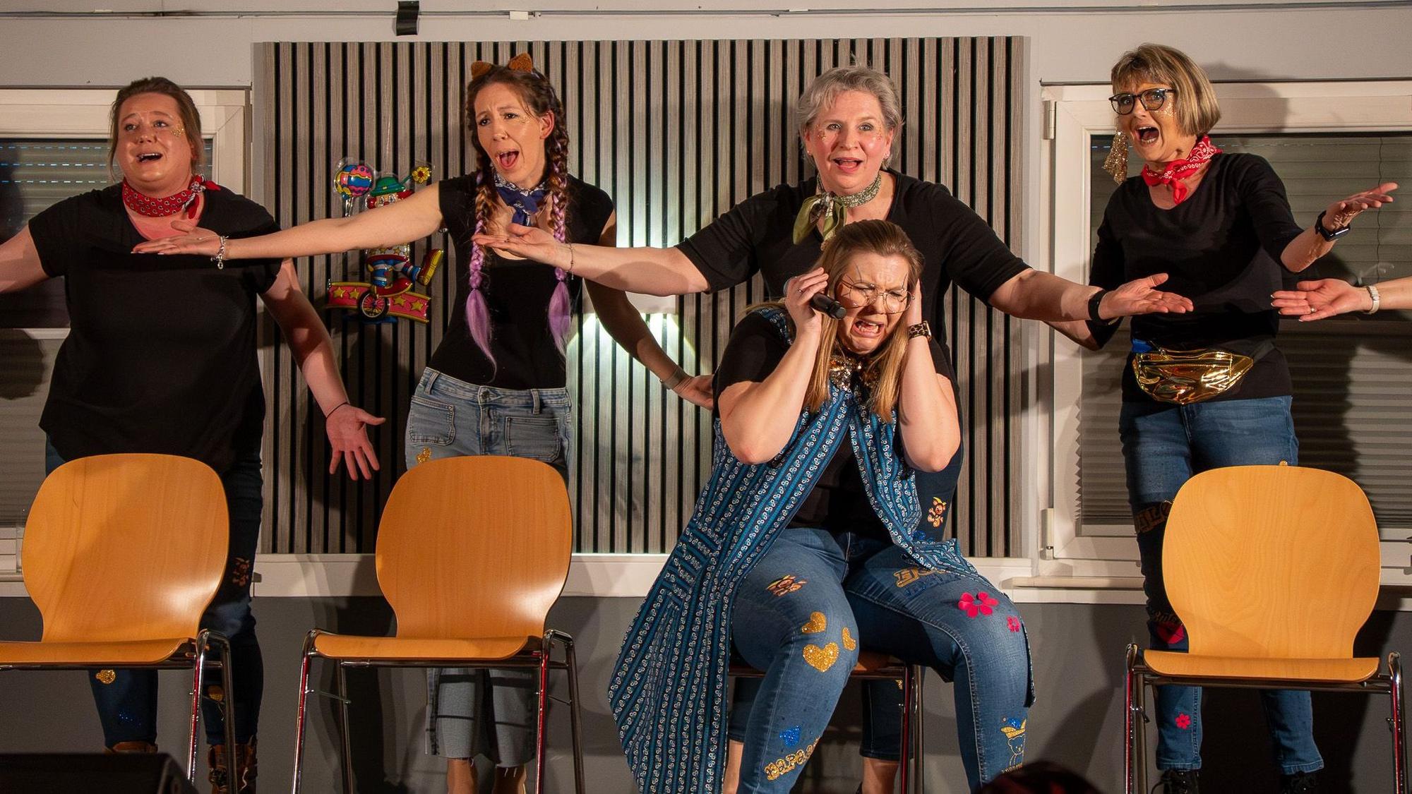 Nur nicht aus Liebe weinen: Mit ihrem musikalischen Auftritt sorgten die Hohler Bären Frauen für Stimmung in der Schützenhalle.