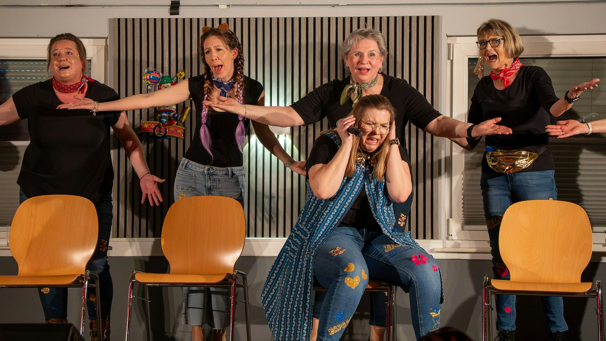 Nur nicht aus Liebe weinen: Mit ihrem musikalischen Auftritt sorgten die Hohler Bären Frauen für Stimmung in der Schützenhalle.