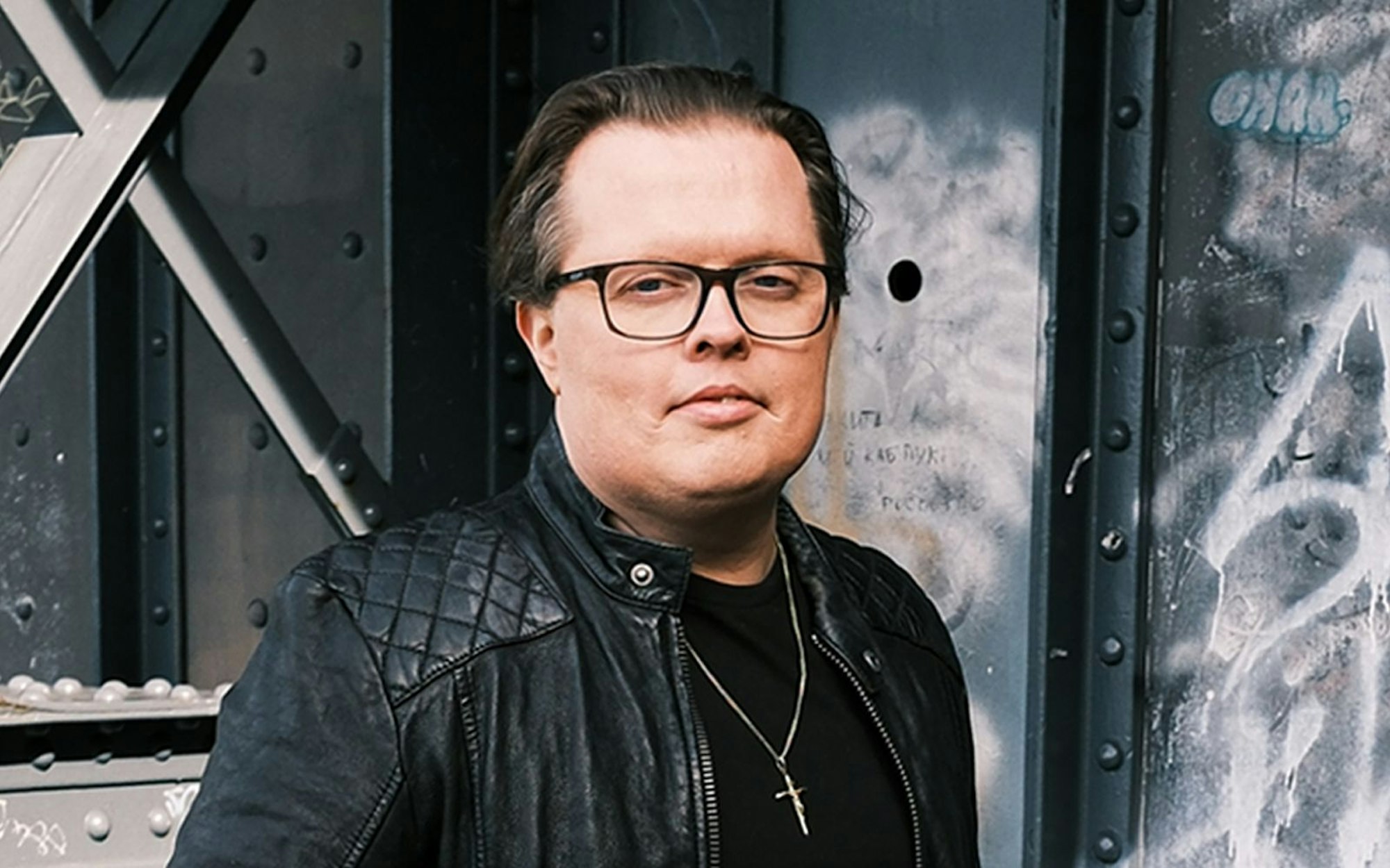 Angelo Kelly (Ausschnitt aus dem Single-Cover zu „Are You Alive“) gibt sich inzwischen als cooler Rocker. (Bild: Electrola/Universal)