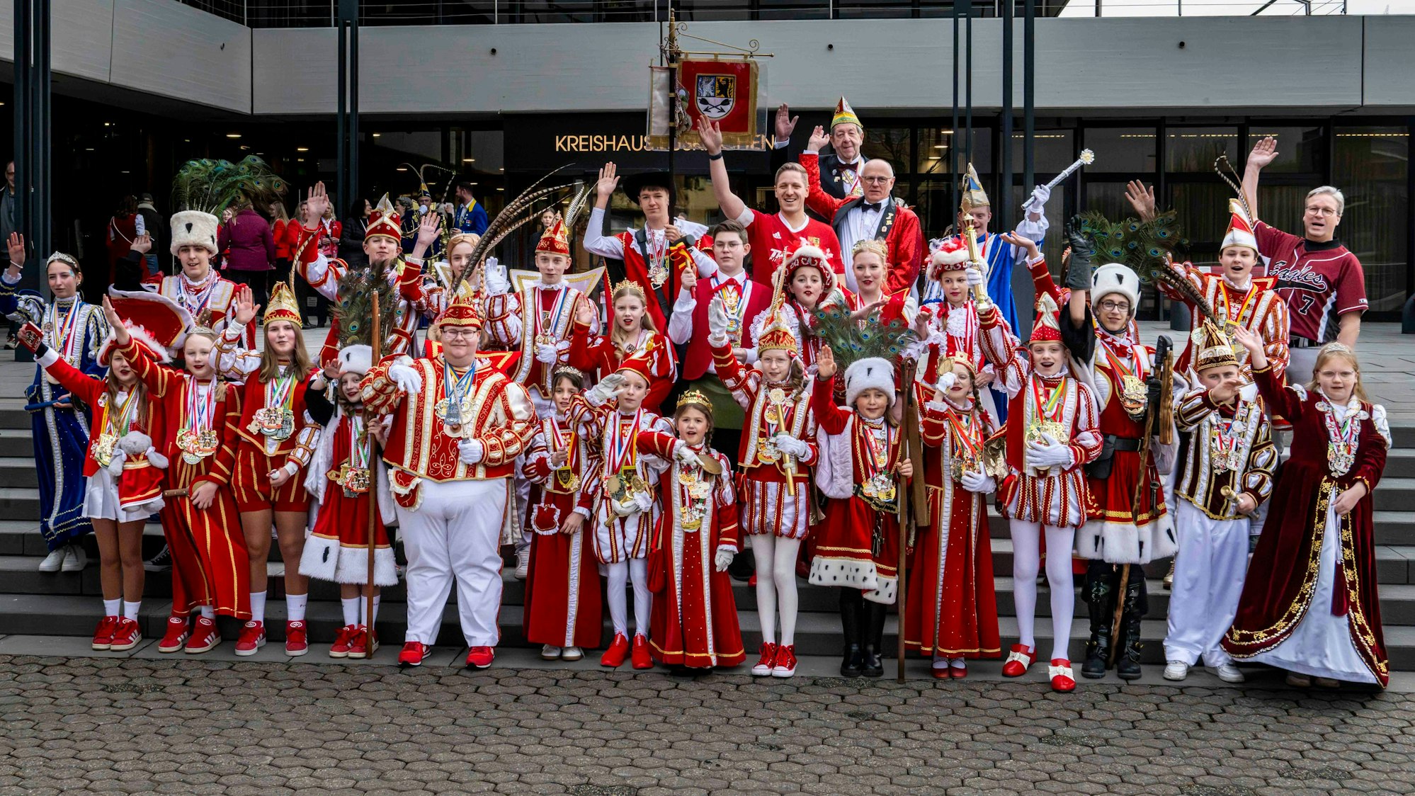 Das Bild zeigt die zahlreichen Nachwuchstollitäten vor dem Kreishaus auf einem Gruppenfoto.