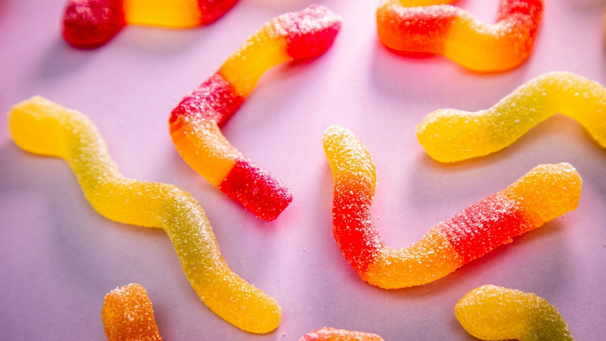 Weingummi-Würmer liegen herum.