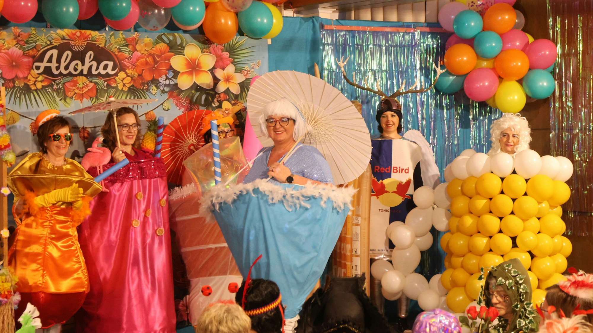 Alle Jläser huh: Als schmackhafte Cocktails präsentierten sich die Ellinger Damen. Das kam bei den Wievern richtig gut an.