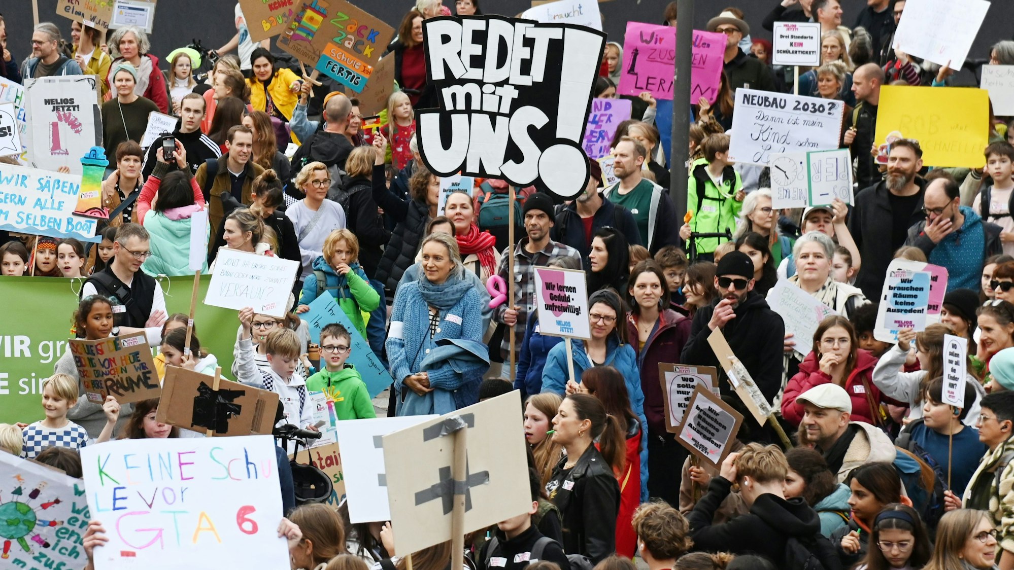 Die Helios-Schulgemeinschaft demonstrierte erst im November vor dem Rathaus: „Wir leisten seit Jahren Unmögliches – mit Herz, Engagement und Mut. Aber jetzt ist Schluss mit Provisorien!“