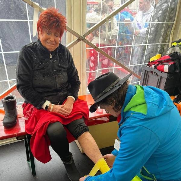 Marita Köllner wird am linken Fuß verbunden.